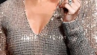 Selain kue manis, Kareena Kapoor juga menyukai es krim rasa cokelat. Lihat posenya saat makan es krim ini, terlihat manis seperti es krim yang dimakan. Foto: Instagram @therealkareenakapoor