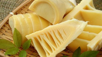 Rebung juga termasuk makanan yang secara alami mengandung sianida sehingga mengolahnya juga harus benar. Memasak lama hingga 2 jam dapat menghilangkan sianidanya hingga 96%. Foto: iStock