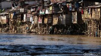 Sejumlah pemukiman semi permanen berderet di aliran Sungai Ciliwung, Jakarta, Rabu (29/1/2020). Inilah potret nyata kemiskinan di Ibu kota yang masih tersisa.