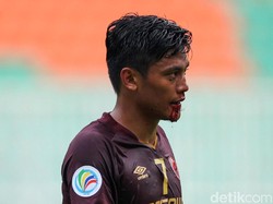 Benturan tersebut membuat Irsyad digantikan.