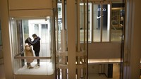 Pusat perbelanjaan di Kota Beijing yang biasanya ramai didatangi warga maupun wisatawan kini terlihat sepi.