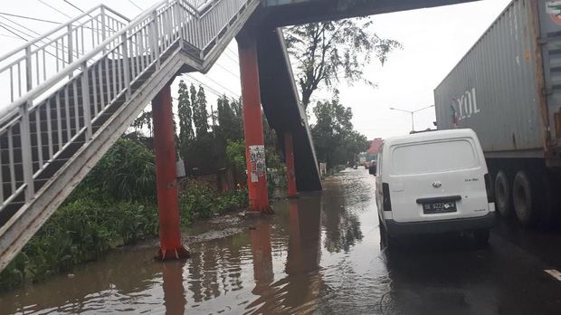 Lalu lintas tersendat di lokasi yang terendam air.