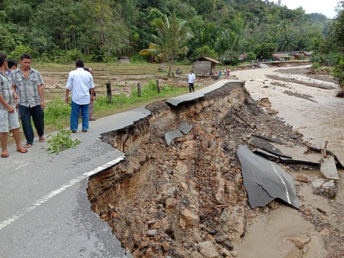 BPBD Sumut menyebut korban jiwa akibat banjir ini berjumlah enam orang dan tiga orang dinyatakan hilang.
