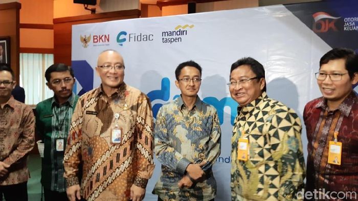 Illustrasi Uang Rupiah dan Dollar duit makro dumi