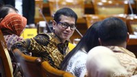 Wishnutama tampak mengenakan kemeja batik saat menghadiri rapat kerja bersama Komisi X DPR RI.