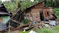Sejumlah rumah juga rusak.