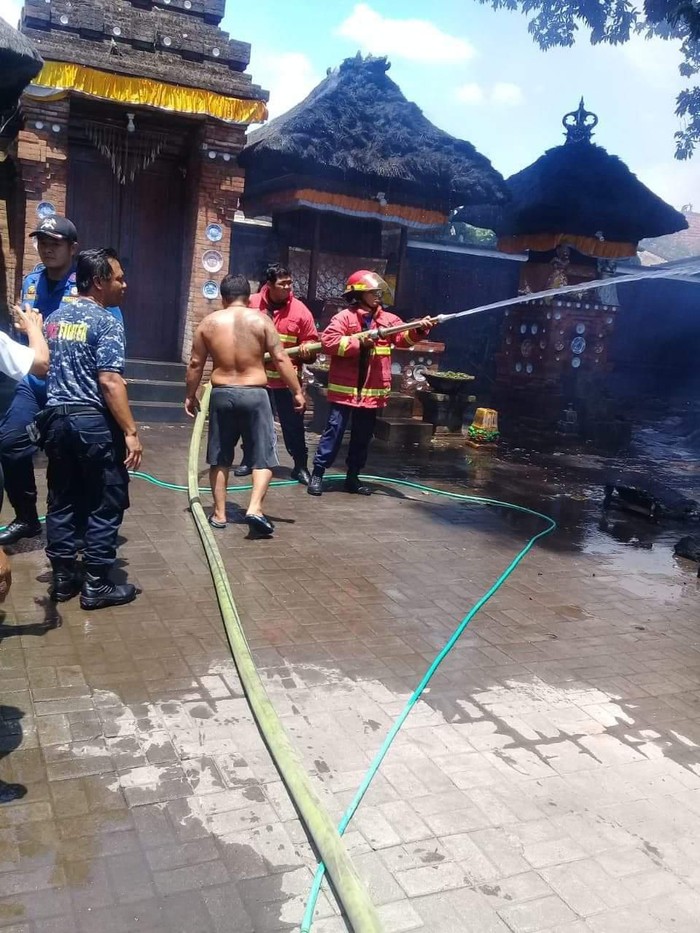 Sejumlah bangunan pura di Denpasar terbakar (Dok. BPBD Kota Denpasar)