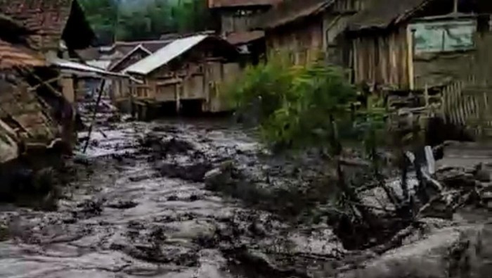 Banjir bandang menerjang Desa Sempol Kejamatan Ijen. Air bercampur lumpur tersebut diduga berasal dari lereng Gunung Raung.