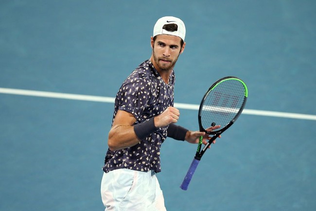Saking miripnya,  Karen Khachanov sering disebut-sebut kembaran Liam Hemsworth atau setidaknya anggota keempat dari Hemsworth bersaudara. Setidaknya begitu komentar yang muncul di media sosial saat Karen Khachanov beraksi melawan petenis tuan rumah Nick Kyrgios  di Australian Open 2020. (Foto: Jack Thomas/Getty Images)