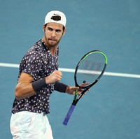 Saking miripnya,  Karen Khachanov sering disebut-sebut kembaran Liam Hemsworth atau setidaknya anggota keempat dari Hemsworth bersaudara. Setidaknya begitu komentar yang muncul di media sosial saat Karen Khachanov beraksi melawan petenis tuan rumah Nick Kyrgios  di Australian Open 2020. (Foto: Jack Thomas/Getty Images)