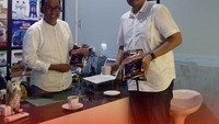 Sebagai langkah untuk lebih dekat dengan masyarakat Jember, Vian tak jarang terjun langsung ke tengah masyarakat. Misalnya ketika ia menyambangi pabrik kopi lokal ini.  Foto: instagram @kerabatvian