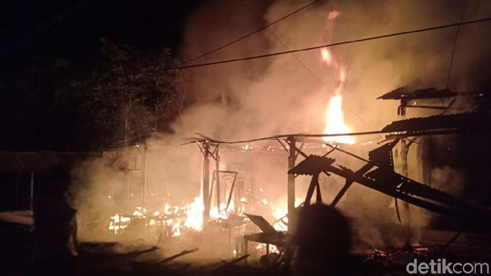 Kebakaran warung di tepi jalur pantura Probolinggo, Jawa Timur