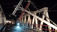 Tiang listrik ambruk dan mengganggu lalu lintas.