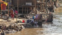 Bahkan, Beberapa dari mereka masih ada loh yang mencuci baju di pinggir sungai Ciliwung.