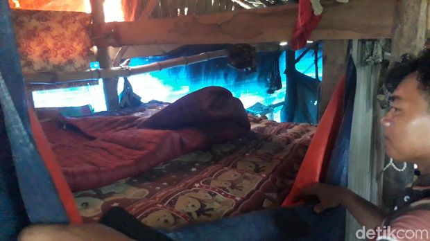 Mbah Sa'udi di Brebes, 20 Tahun Sendirian Hidup di Gubuk Lahan Makam