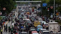 TomTom memulai perhitungan dari waktu perjalanan dalam kondisi normal tanpa kemacetan di setiap segmen jalan di setiap kota di dunia. Itu dilakukan saat situasi jalan tidak terpengaruh oleh kemacetan. Biasanya terjadi pada malam hari, tapi juga bisa terjadi kapan saja. Agung pambudhy/detikcom.