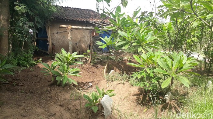 Saudi yang tinggal di gubuk di lahan makam di Brebes