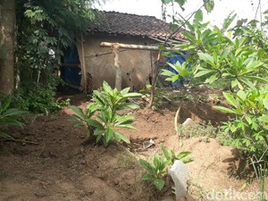 Mbah Saudi di Brebes, 20 Tahun Sendirian Hidup di Gubuk Lahan Makam