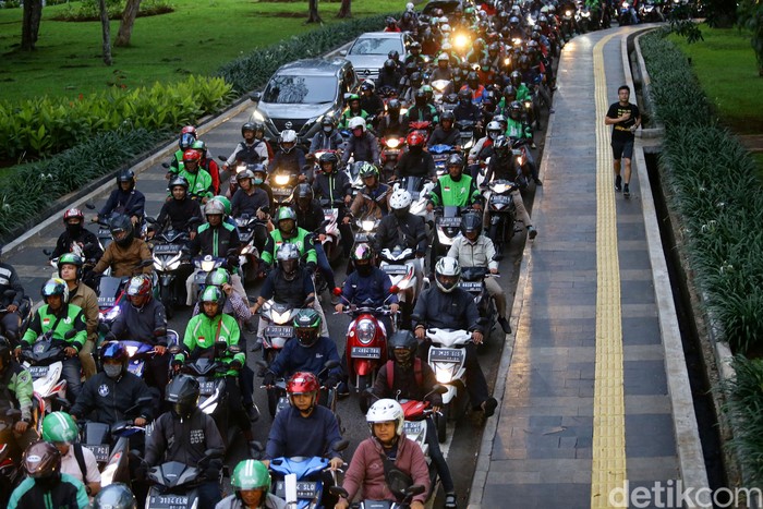 Kemacetan di Jakarta terparah ke-10 berdasarkan kondisi lalu lintas saat jam sibuk dari 416 kota dari 57 negara di dunia yang disurvei TomTom, 2019.