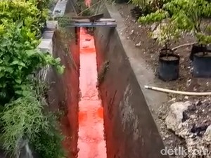 Air Selokan di Perumahan Gresik Ini Tiba-tiba Berwarna Oranye, Ada Apa?