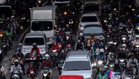 Jadi selain membatasi kendaraan pribadi dengan kebijakan yang dikeluarkan, pemerintah pun harus memastikan keandalan transportasi umum di Jakarta. Rifkianto Nugroho/detikcom.