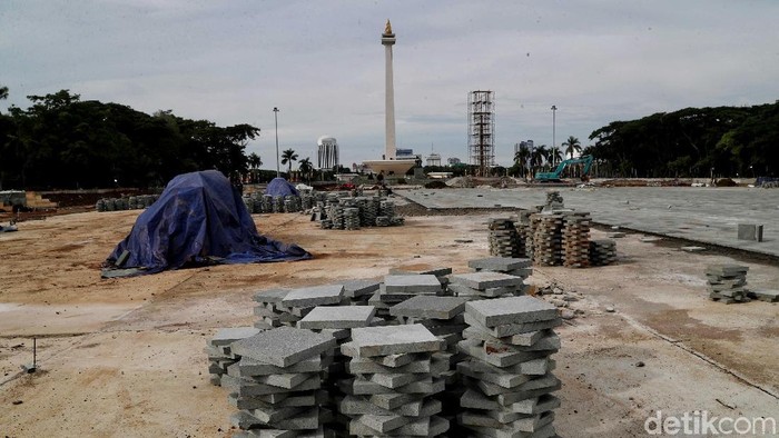 Proyek revitalisasi Monas sudah dihentikan untuk sementara waktu. Namun, polemik soal revitalisasi itu masih terus bergulir.