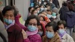 Warga Hong Kong Antre Beli Masker Demi Terhindar Virus Corona