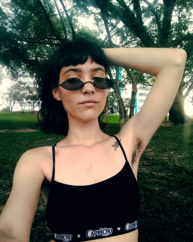 Inilah salah satu wanita yang pamer bulu ketiak. Ia sengaja berpose mengangkat tangan, untuk memperlihatkan seberapa tebal rambut ketiaknya.  Foto: Instagram