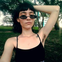 Inilah salah satu wanita yang pamer bulu ketiak. Ia sengaja berpose mengangkat tangan, untuk memperlihatkan seberapa tebal rambut ketiaknya.  Foto: Instagram