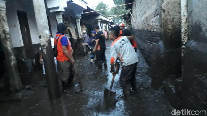 material banjir bandang di bondowoso dibersihkan