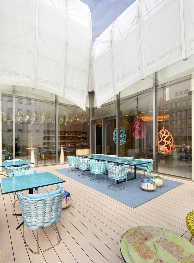 Le Cafe V memiliki area outdoor yang super stylish dan chic berkat pemilihan furnitur beraksen anyaman serta meja makan marble. Bisa menjadi tempat paling sesuai untuk menikmati suasana Kota Osaka sembali menyesap kopi atau teh. Foto: Dok. Louis Vuitton