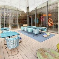 Le Cafe V memiliki area outdoor yang super stylish dan chic berkat pemilihan furnitur beraksen anyaman serta meja makan marble. Bisa menjadi tempat paling sesuai untuk menikmati suasana Kota Osaka sembali menyesap kopi atau teh. Foto: Dok. Louis Vuitton