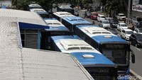 Sejumlah bus TransJakarta berhenti di halte tersebut sembari menunggu akses jalan kembali dibuka.