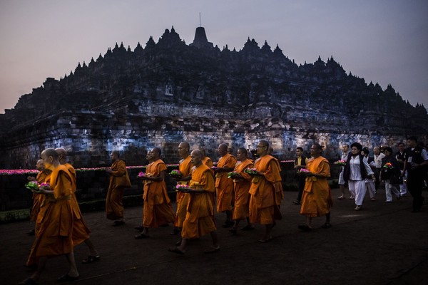 Pengunjung bisa melihat bagaimana jalannya perayaan Waisak yang megah di Borobudur. (Getty Images)