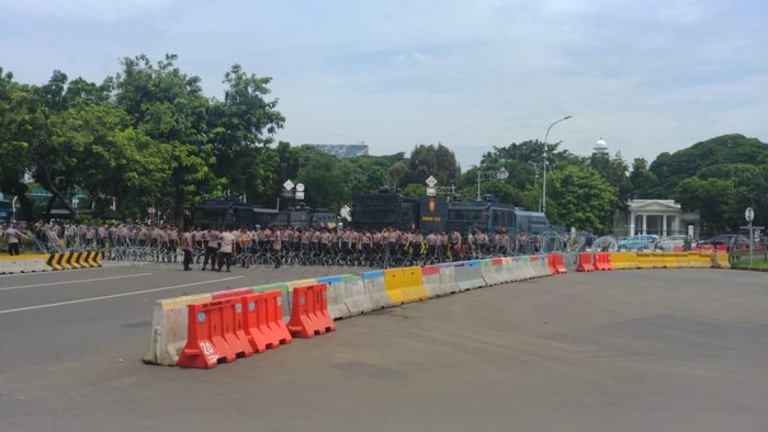 Polisi bersiaga di depan Istana Merdeka