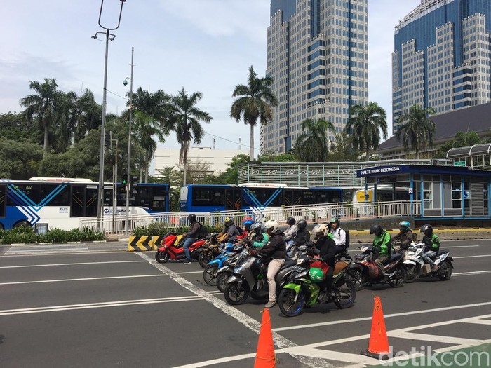 Antre bus Transjakarta dari Sarinah ke Halte Bank Indonesia. (Angga ZRF/detikcom)