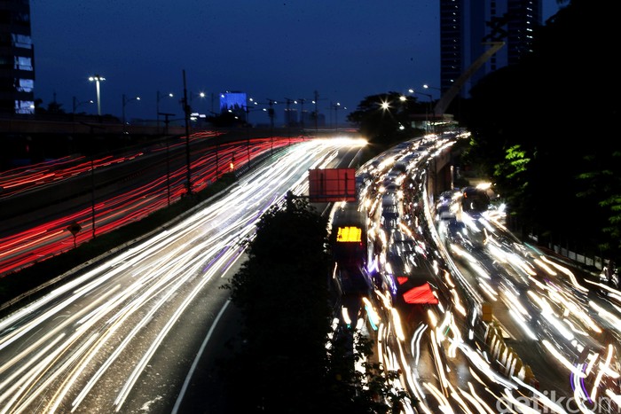 Macet tak melulu menghadirkan suasana penat akibat antrean kendaraan. Dalam bingkai foto, kemacetan justru terlihat indah dari balik lensa. Setuju?