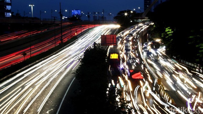 Potret Kemacetan yang Indah dari Balik Lensa Kamera Macet tak melulu menghadirkan suasana penat akibat antrean kendaraan. Dalam bingkai foto, kemacetan justru terlihat indah dari balik lensa. Setuju?