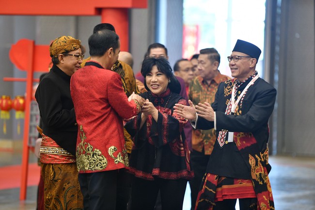 Membuatkan baju cheongsam untuk Bapak Presiden adalah hadiah terindah dalam 30 tahun napak tilas saya berkarya untuk Indonesia, tulis Anne Avantie. Foto: Dok. Anne Avantie