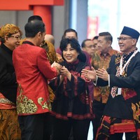 Membuatkan baju cheongsam untuk Bapak Presiden adalah hadiah terindah dalam 30 tahun napak tilas saya berkarya untuk Indonesia, tulis Anne Avantie. Foto: Dok. Anne Avantie