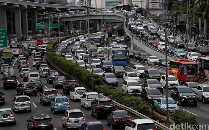 Kemacetan di Jakarta terparah ke-10 berdasarkan kondisi lalu lintas saat jam sibuk dari 416 kota dari 57 negara di dunia yang disurvei TomTom, 2019.