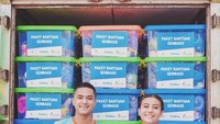 Tak melulu bersenang-senang, Karin dan Sabian tak segan terjun jadi relawan. Ini potret mereka ketika membagikan paket sembako untuk korban banjir di Bogor. Foto: Instagram awkarin