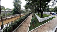 Taman Diponegoro yang berlokasi di Senen, Jakarta Pusat juga terlihat asri. Saat ini pembangunan RTH di Ibu Kota Jakarta baru mencapai 9,9 persen. Dengan begitu, DKI Jakarta masih butuh lebih banyak lagi pembangunan RTH agar memenuhi target 30 persen. Mampukah di kepemimpinan Anies terwujud? Minimal bertambah saja sudah baik. Rengga Sancaya/detikcom.