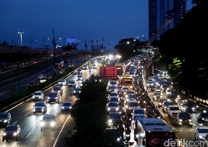 Macet tak melulu menghadirkan suasana penat akibat antrean kendaraan. Dalam bingkai foto, kemacetan justru terlihat indah dari balik lensa. Setuju?