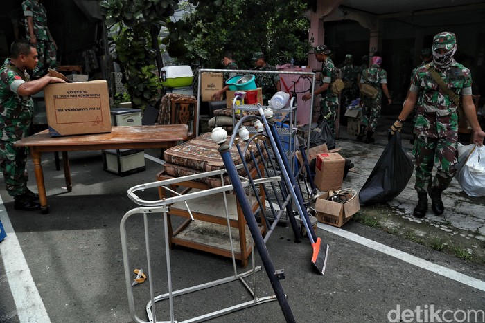 Sejumlah keluarga veteran terpaksa mengosongkan rumah dinas di kawasan Kemayoran. Meski keberatan, mereka tak punya pilihan lain selain mengosongkan rumah itu.