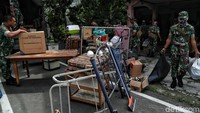 Sejumlah TNI tampak mengosongkan rumah dinas yang berada di kawasan Sumur Batu, Kemayoran, Jakarta, Kamis (30/1/2020).