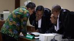 Senyum Eks Aspri Imam Nahrawi yang Didakwa Terima Suap Rp 11,5 M