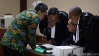 Ulum dan Imam Nahrawi menerima uang dari eks Sekretaris Jendral KONI Ending Fuad Hamidy dan eks Bendahara Umum KONI Jhonny E Awuy. Ulum dan Imam Nahrawi menerima uang dari eks Sekretaris Jendral KONI Ending Fuad Hamidy dan eks Bendahara Umum KONI Jhonny E Awuy.