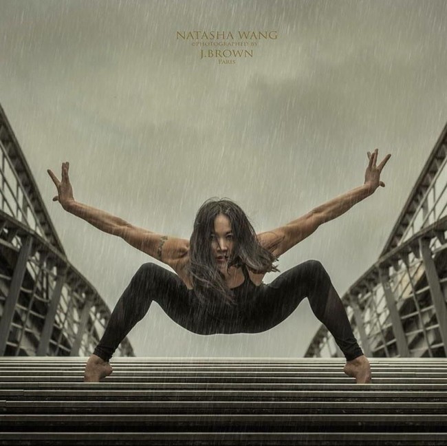 Natasha pun kini menjadi instruktur tiang profesional yang mengajar di Los Angeles. Tetapi sebelum dia menjadi ikon penari tiang internasional seperti sekarang ini, Natasha memulai dengan nol pengalaman dalam menari atau senam pada usia 30-an. Foto: Instagram