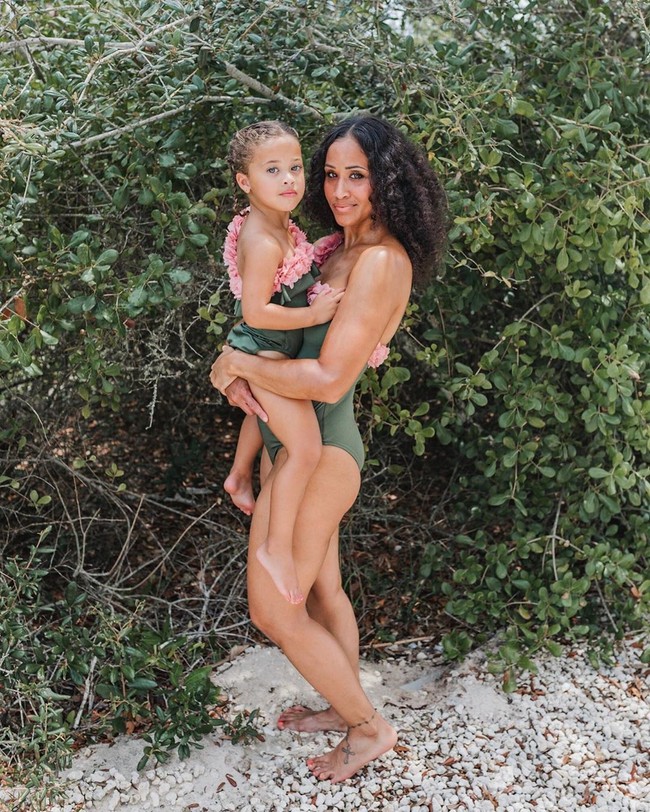 Meghan Markle terlihat seperti kamu. Kamu sangat cantik, Aku pikir kamu Meghan Markle. Kalian cute, ibu dan anak, Senyum dan matamu. Semua ini karakter Meghan M, tulis para netizen. Foto: Instagram @greyson_land